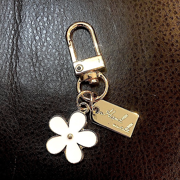 W White Gold Flower Keychain Boutique Item Brand New - BAG CHARM - Picture 4 of 16